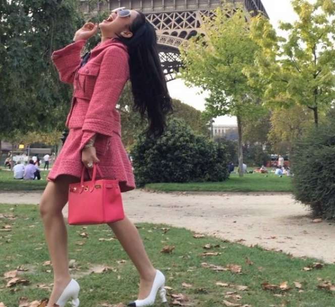 Foto Kontroversi Syahrini: Disembah, Hingga Pamer Kekayaan