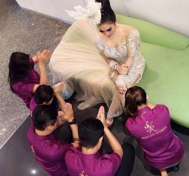 Foto Kontroversi Syahrini: Disembah, Hingga Pamer Kekayaan