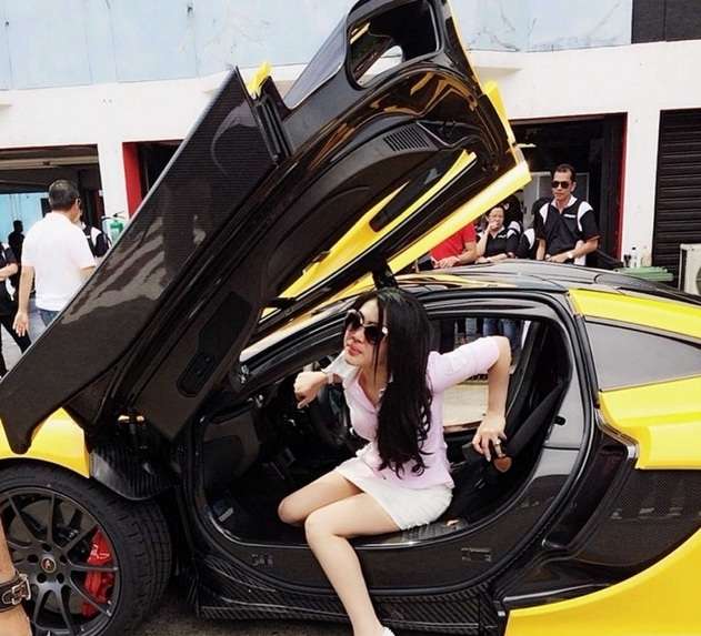 Foto Kontroversi Syahrini: Disembah, Hingga Pamer Kekayaan