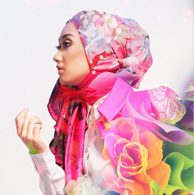 Dian Pelangi dalam Balutan Tenun Pink