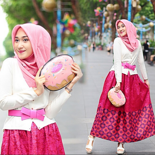 Dian Pelangi dalam Balutan Tenun Pink