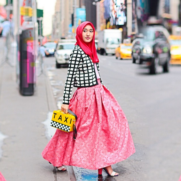 Dian Pelangi dalam Balutan Tenun Pink