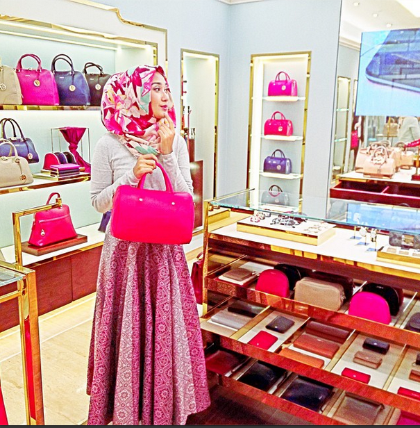 Dian Pelangi dalam Balutan Tenun Pink