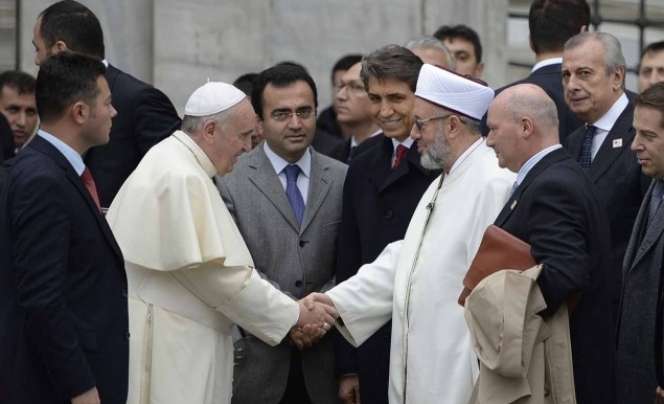Paus Fransiskus Berdoa di Masjid Biru