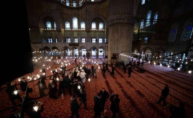 Paus Fransiskus Berdoa di Masjid Biru