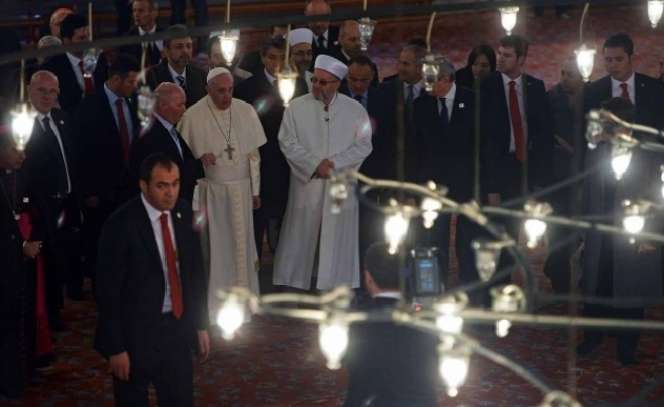Paus Fransiskus Berdoa di Masjid Biru