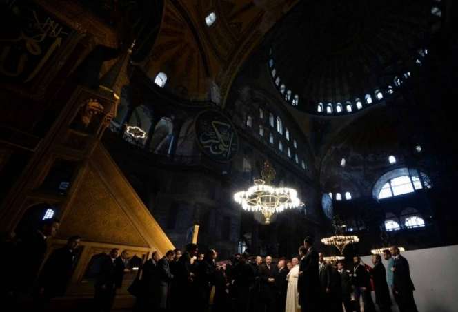 Paus Fransiskus Berdoa di Masjid Biru