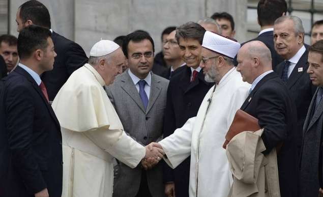 Paus Fransiskus Berdoa di Masjid Biru
