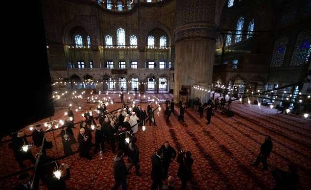 Paus Fransiskus Berdoa di Masjid Biru