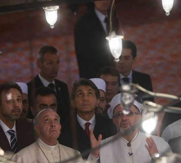 Paus Fransiskus Berdoa di Masjid Biru