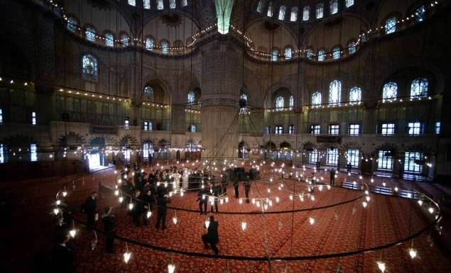 Paus Fransiskus Berdoa di Masjid Biru