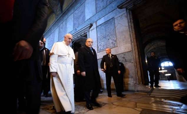 Paus Fransiskus Berdoa di Masjid Biru