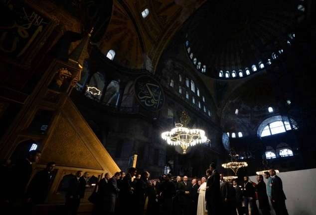 Paus Fransiskus Berdoa di Masjid Biru