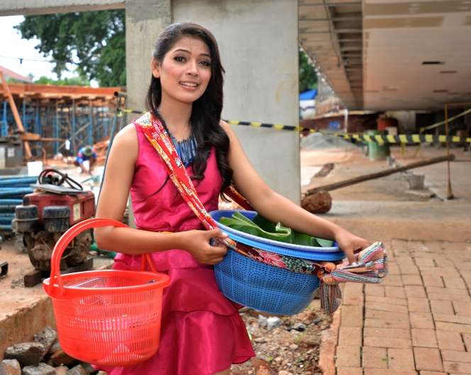 Gaya Ninih Jadi Model Sambil Jualan Getuk