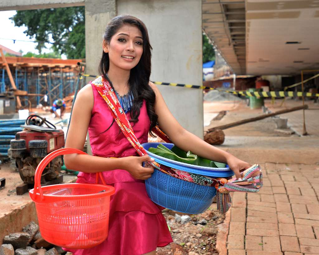 Gaya Ninih Jadi Model Sambil Jualan Getuk