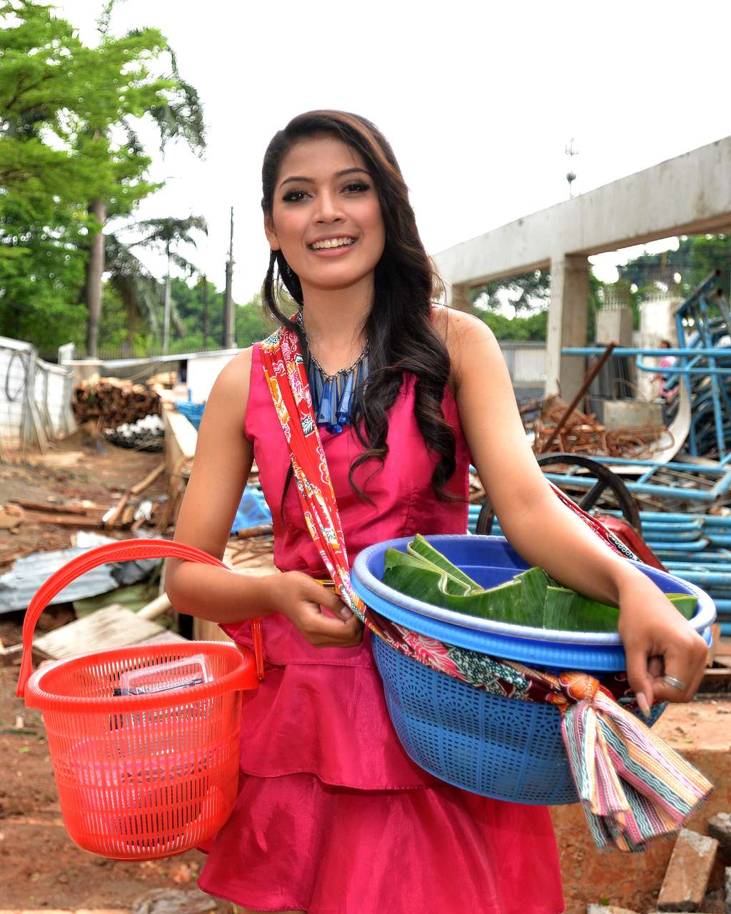 Gaya Ninih Jadi Model Sambil Jualan Getuk