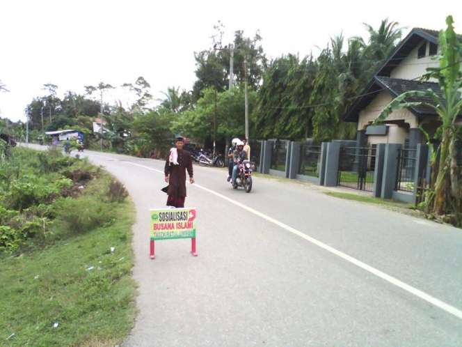 Razia Wanita Bercelana Ketat Disemprot Cat di Aceh
