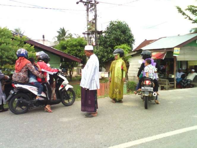 Razia Wanita Bercelana Ketat Disemprot Cat di Aceh