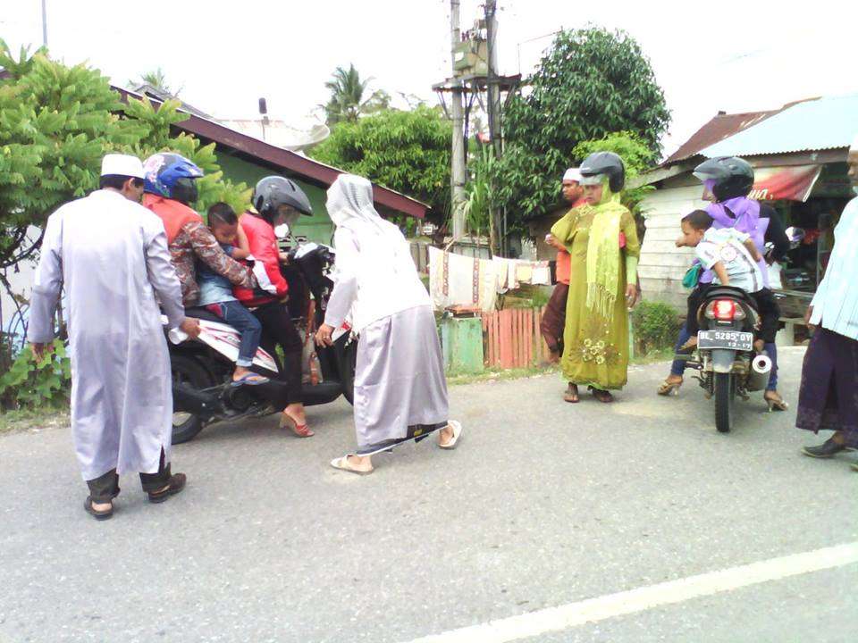 Razia Wanita Bercelana Ketat Disemprot Cat di Aceh