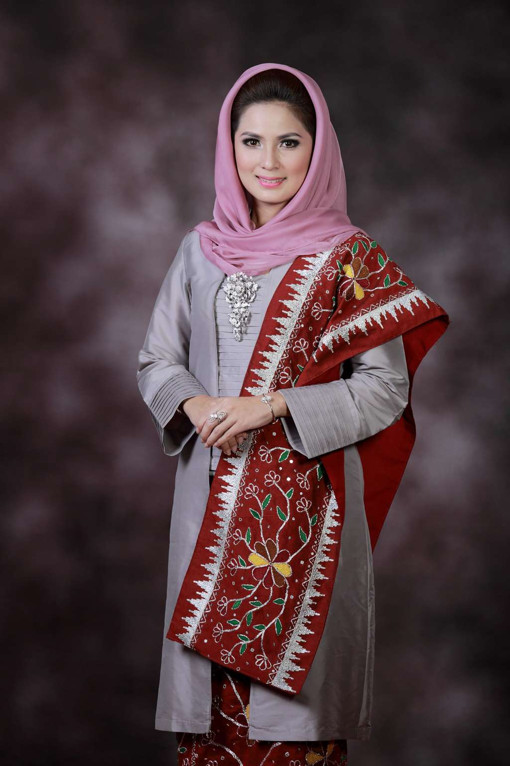 Istri Cantik Gubernur Termuda di Indonesia