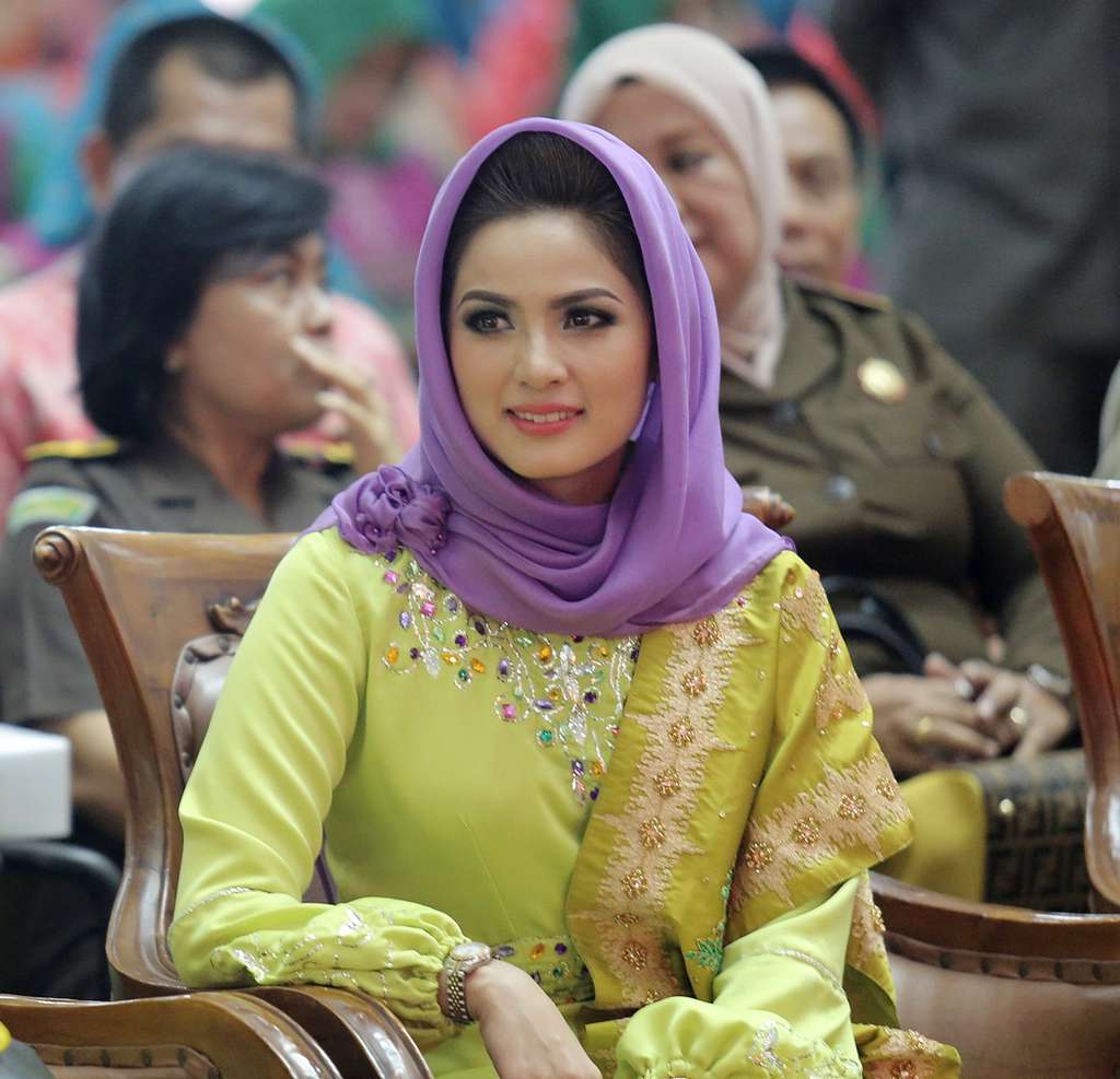 Istri Cantik Gubernur Termuda di Indonesia