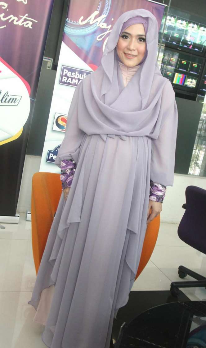 Cantiknya Seleb-seleb Berhijab Syar`i