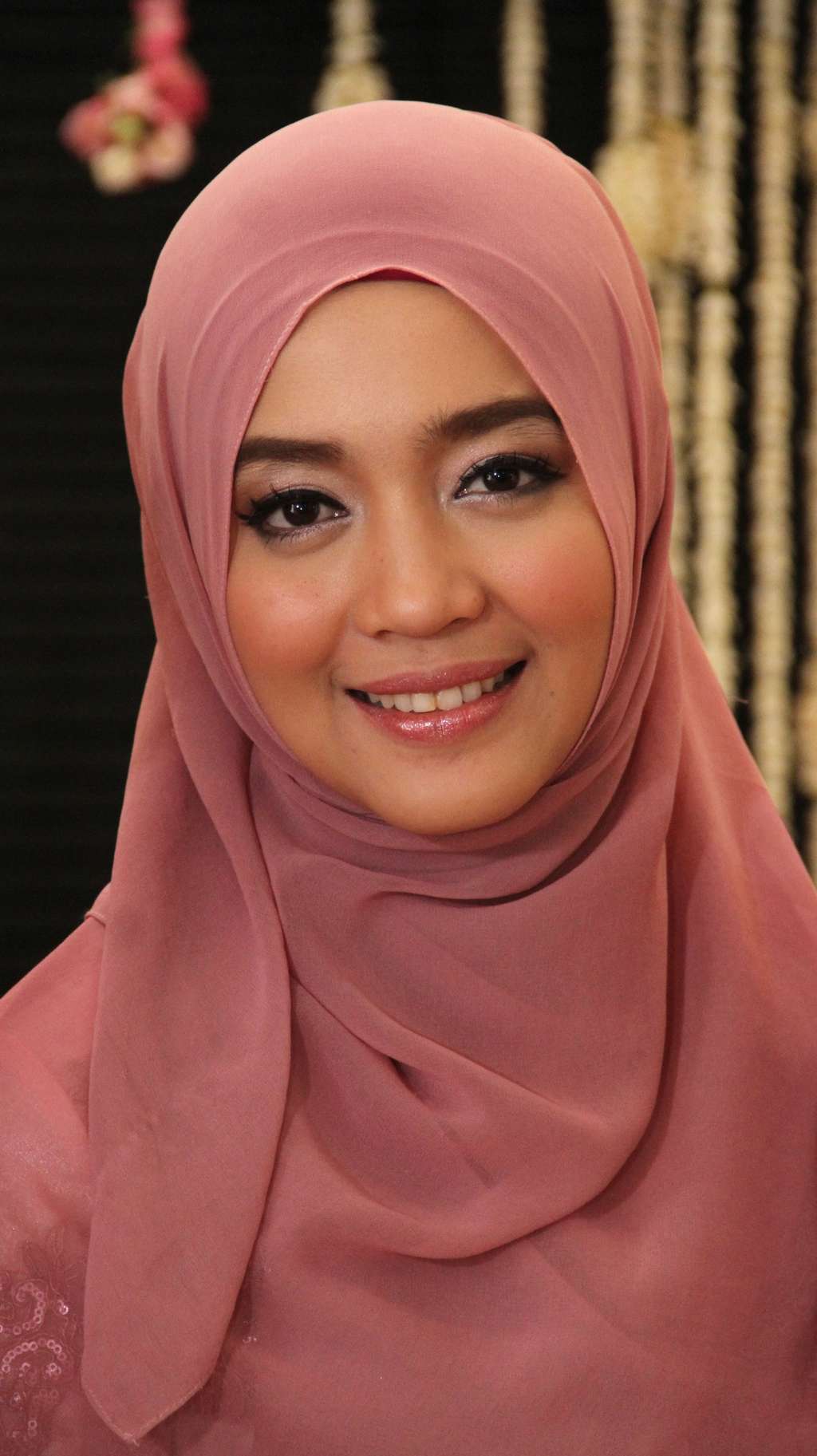 Cantiknya Seleb-seleb Berhijab Syar`i