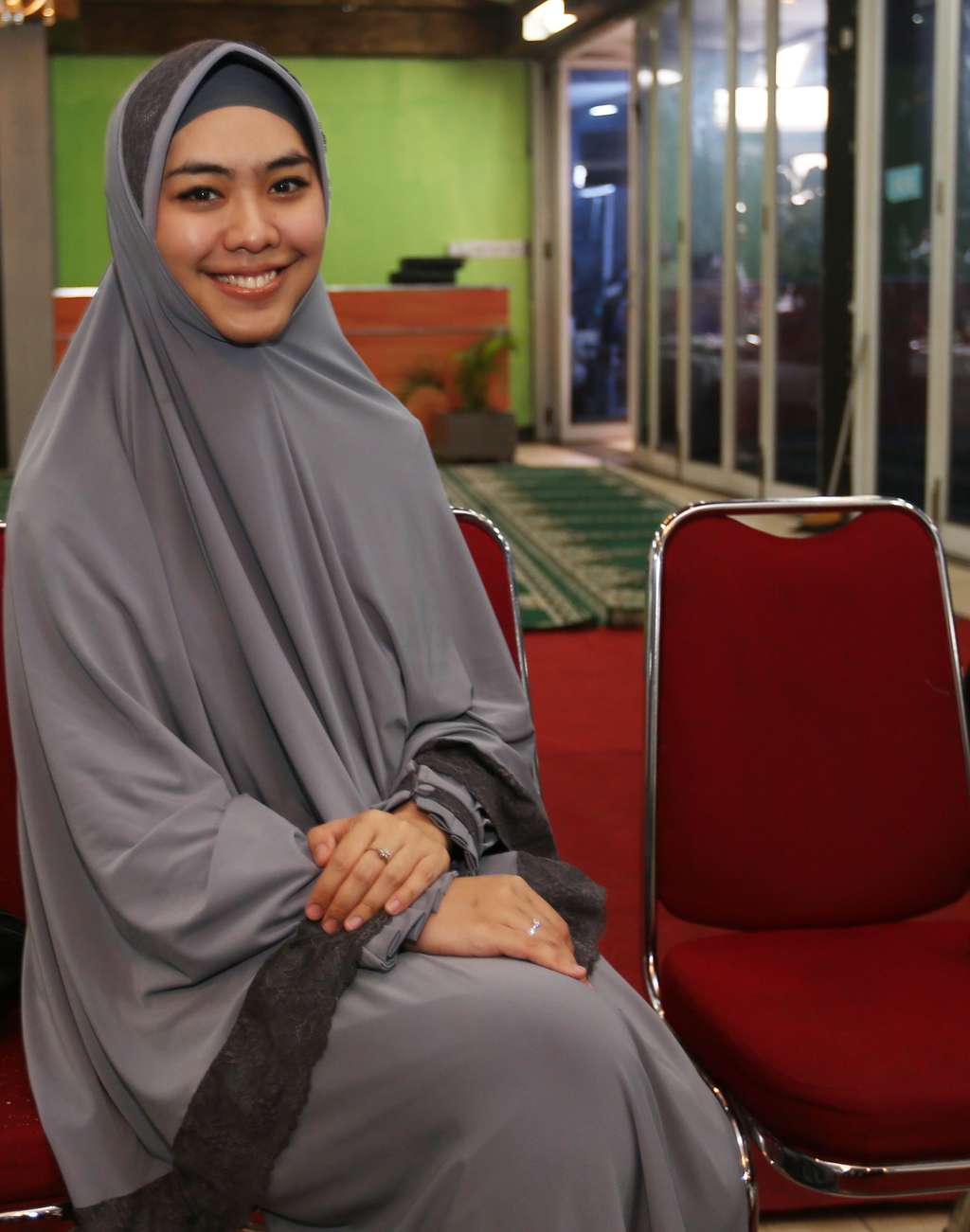 Cantiknya Seleb-seleb Berhijab Syar`i