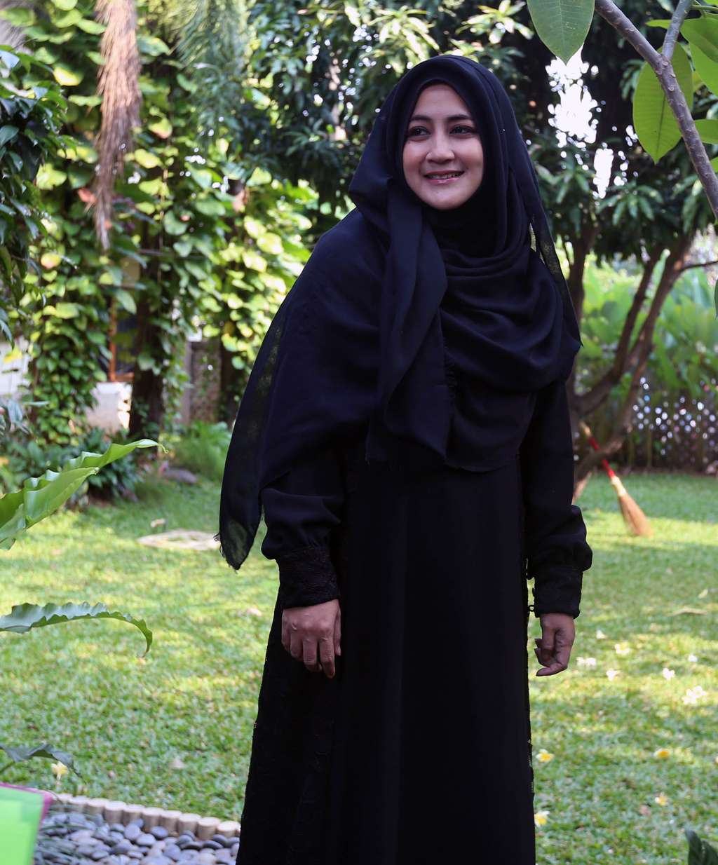 Cantiknya Seleb-seleb Berhijab Syar`i