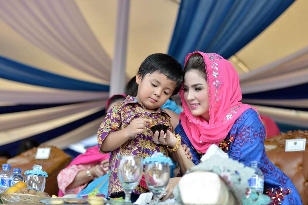 Intip Keseharian Istri Cantik Gubernur Lampung