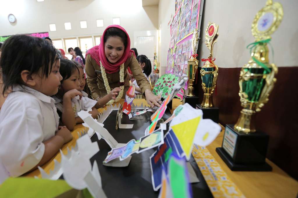 Intip Keseharian Istri Cantik Gubernur Lampung
