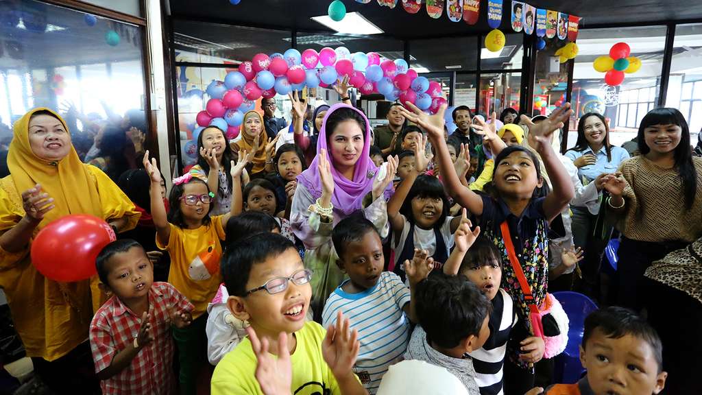 Intip Keseharian Istri Cantik Gubernur Lampung