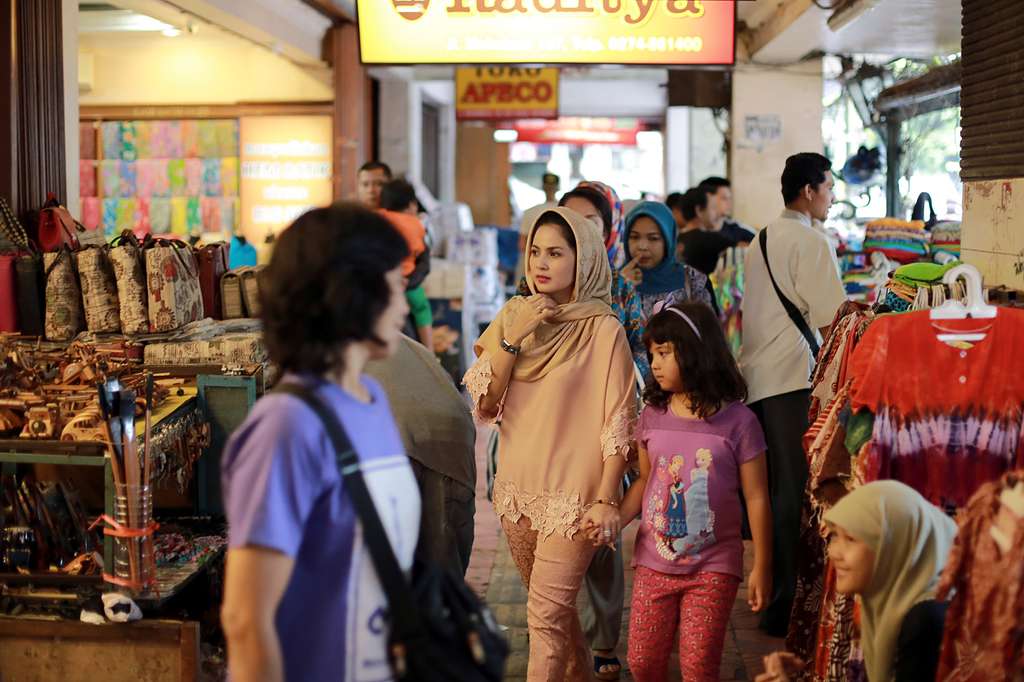 Intip Keseharian Istri Cantik Gubernur Lampung