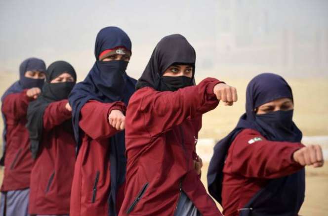 Aksi Polisi Komando Berhijab