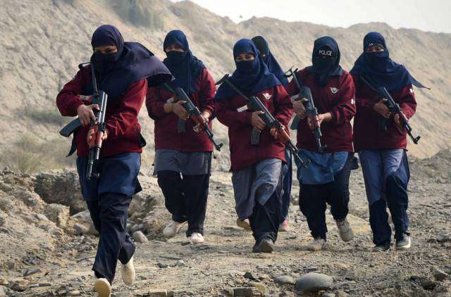 Aksi Polisi Komando Berhijab