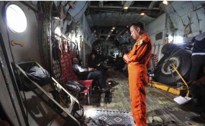 Ibadah Tim SAR di Tengah Pencarian AirAsia