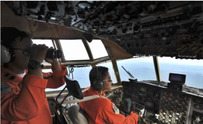 Ibadah Tim SAR di Tengah Pencarian AirAsia