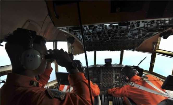 Ibadah Tim SAR di Tengah Pencarian AirAsia