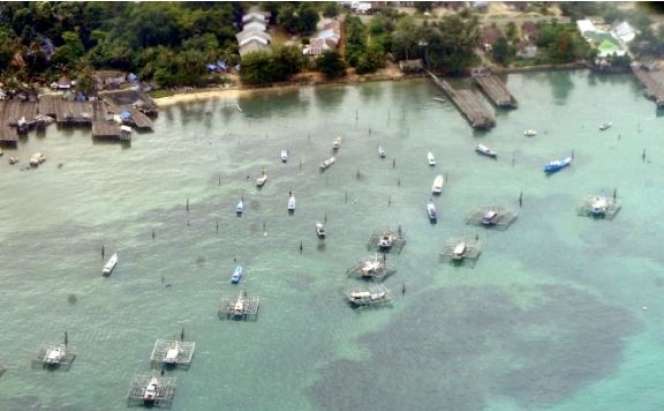 Ibadah Tim SAR di Tengah Pencarian AirAsia