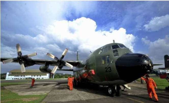 Ibadah Tim SAR di Tengah Pencarian AirAsia