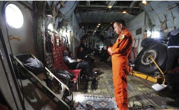 Ibadah Tim SAR di Tengah Pencarian AirAsia