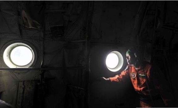 Ibadah Tim SAR di Tengah Pencarian AirAsia