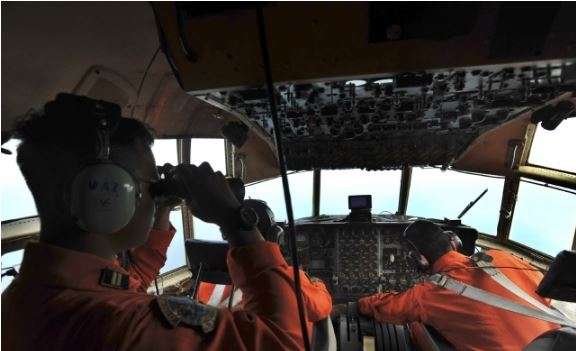 Ibadah Tim SAR di Tengah Pencarian AirAsia