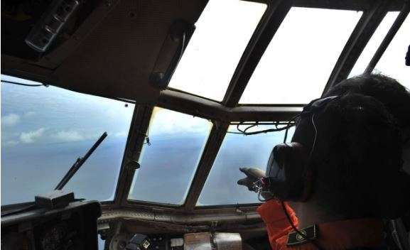 Ibadah Tim SAR di Tengah Pencarian AirAsia