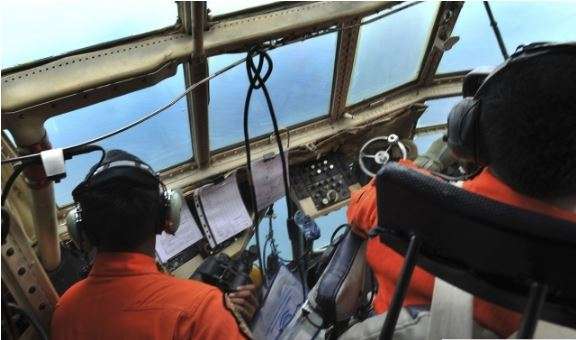 Ibadah Tim SAR di Tengah Pencarian AirAsia