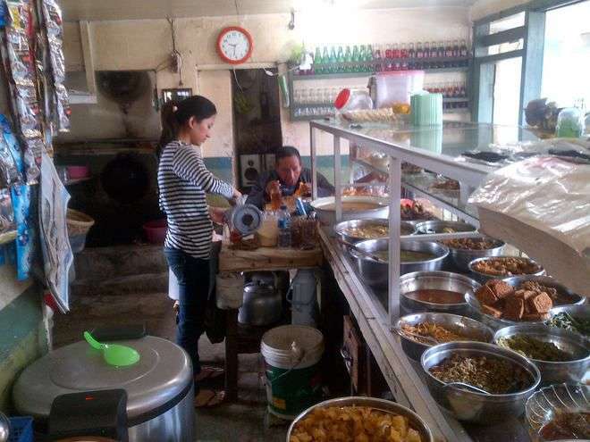 Bak Model, Sasa si Pelayan Warteg Ramai di Sosmed