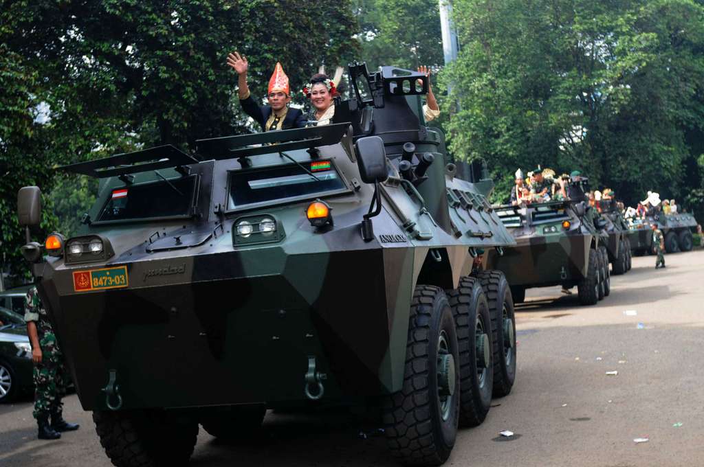 Nikah Massal, 5.115 Pasang Pengantin Diarak Panser TNI