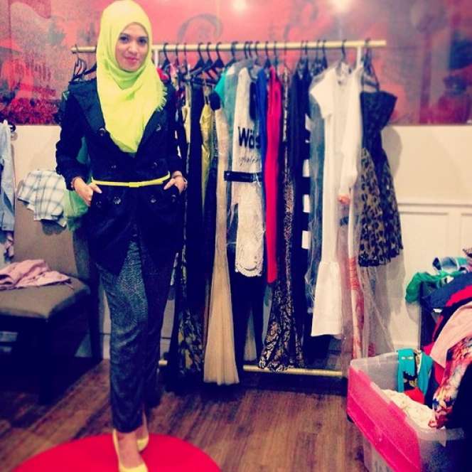 Berhijab, Seleb Cantik Ini Jual Koleksi Baju Seksinya