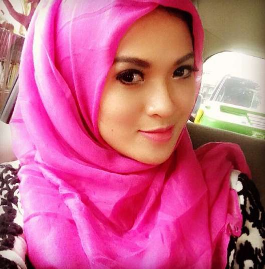 Berhijab, Seleb Cantik Ini Jual Koleksi Baju Seksinya