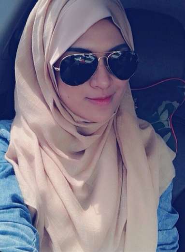 Berhijab, Seleb Cantik Ini Jual Koleksi Baju Seksinya